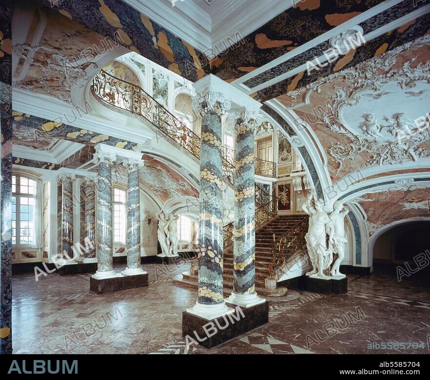 Brühl (Nordrhein-Westfalen), Schloß Augustusburg. (erb. unter Kurfürst Clemens August; Arch.: 1725 Konrad Schlaun, 1728 François Cuvilliés, 1743-48 Balth. Neumann). Innenansicht: Treppenhaus (1743-48 von Balthasar Neumann). Foto (Florian Monheim).