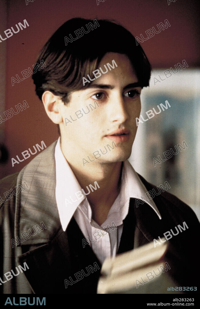 JUAN DIEGO BOTTO en EN BRAZOS DE LA MUJER MADURA, 1997, dirigida por MANUEL LOMBARDERO. Copyright LOLAFILMS.