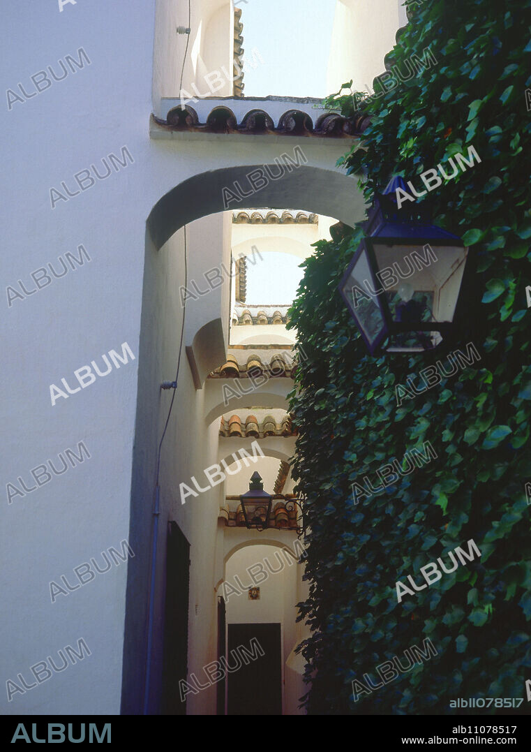 ARCOS DE SEPARACION DE CASAS.