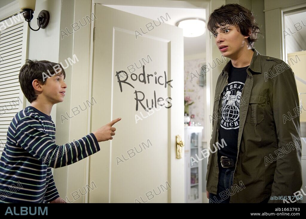 DEVON BOSTICK and ZACHARY GORDON in DIARY OF A WIMPY KID: RODRICK RULES, 2011, directed by DAVID BOWERS. Copyright FOX 2000 PICTURES / PERA, DIYAH.