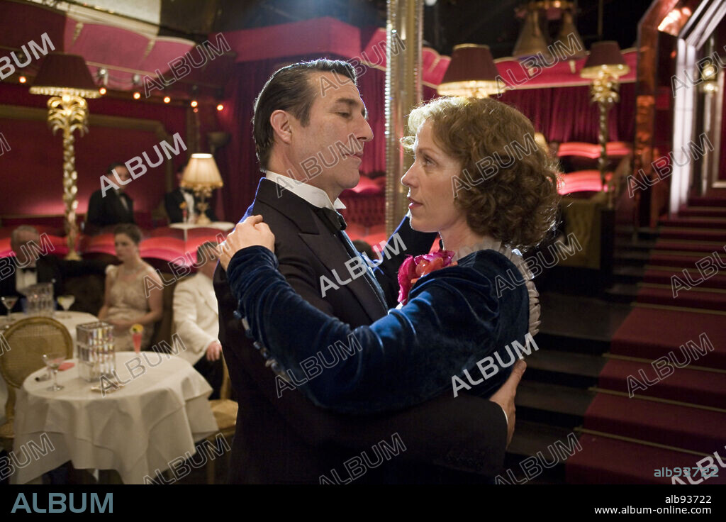 CIARAN HINDS y FRANCES McDORMAND en UN GRAN DIA PARA ELLAS, 2008 (MISS PETTIGREW LIVES FOR A DAY), dirigida por BHARAT NALLURI. Copyright KEYLIGHT ENTERTAINMENT GROUP/KUDOS PRODUCTIONS LTD / BROWN, KERRY.