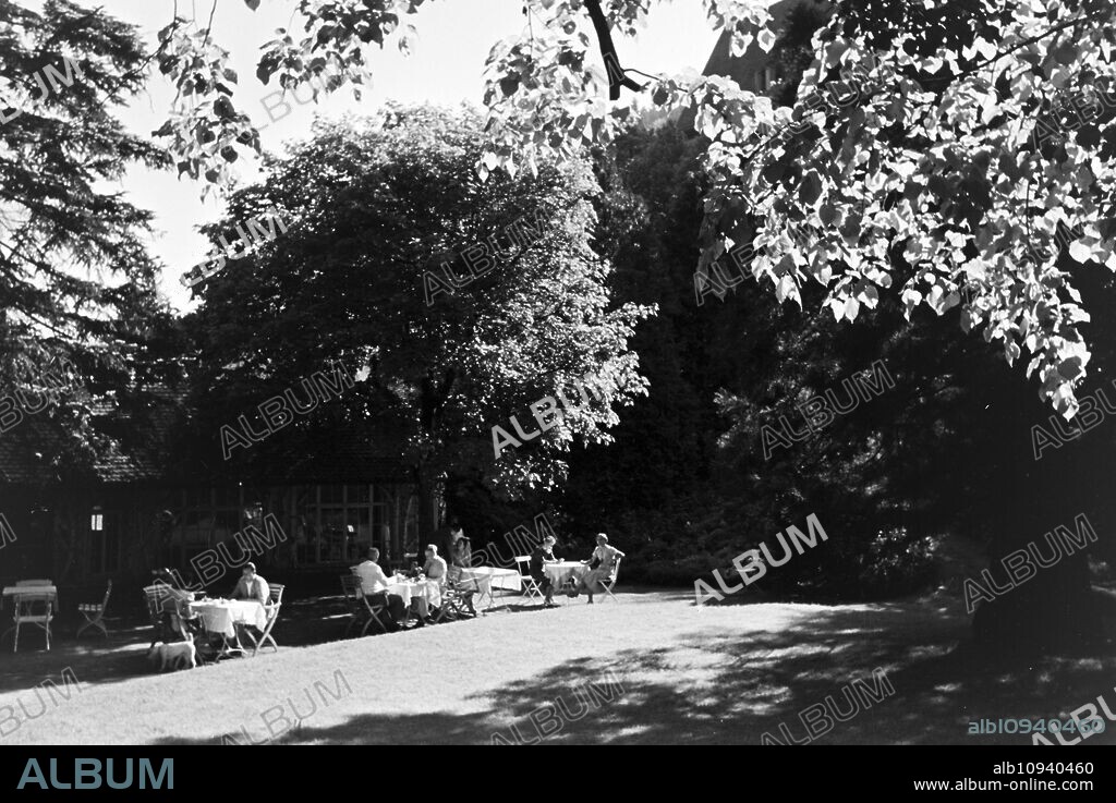 Hotel guests relaxing in the garden of Hotel Wehrle in Triberg in the Black Forest, Germany 1930s.