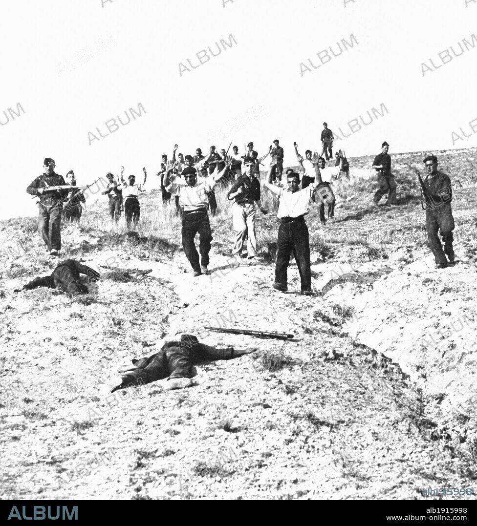 Guerra civil española (1936-1939). Extremadura. Republicanos prisioneros de los falangistas después de un combate en la sierra. Septiembre de 1936.