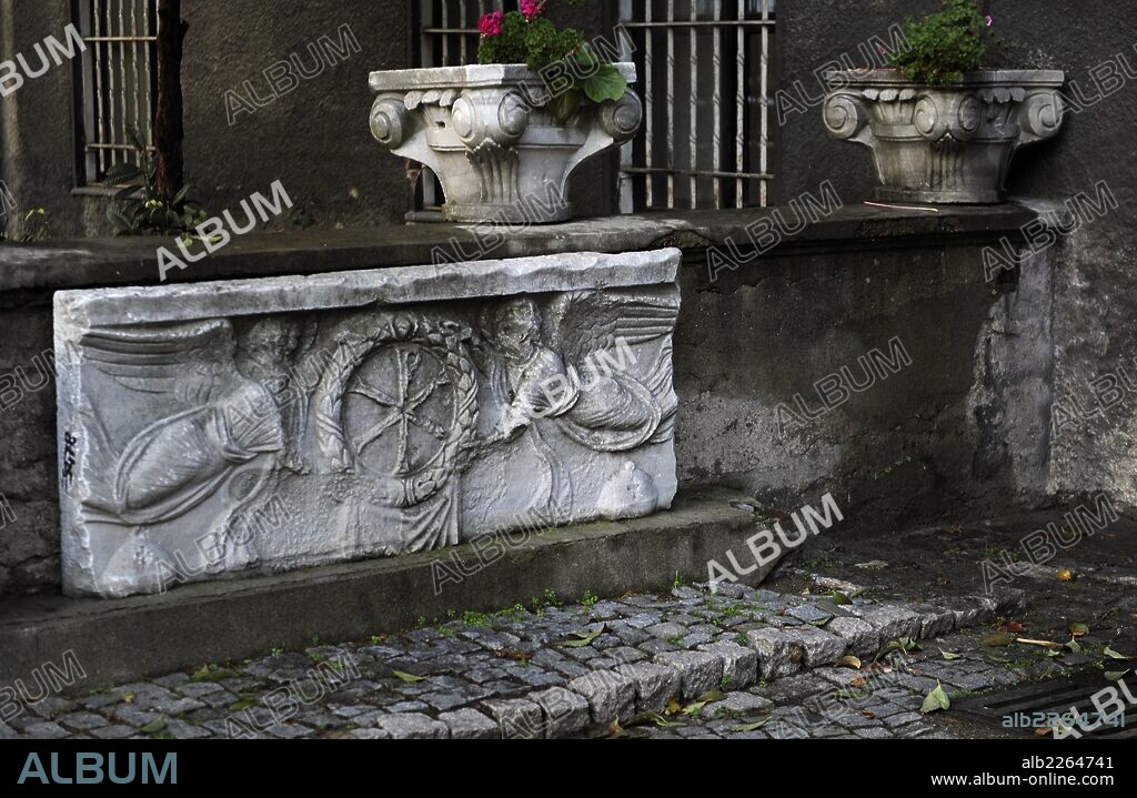 ARTE ROMANO. TURQUIA. Restos de sarcófagos romanos decorados con relieves. Patio del Museo Arqueológico de Estambul. Turquía.