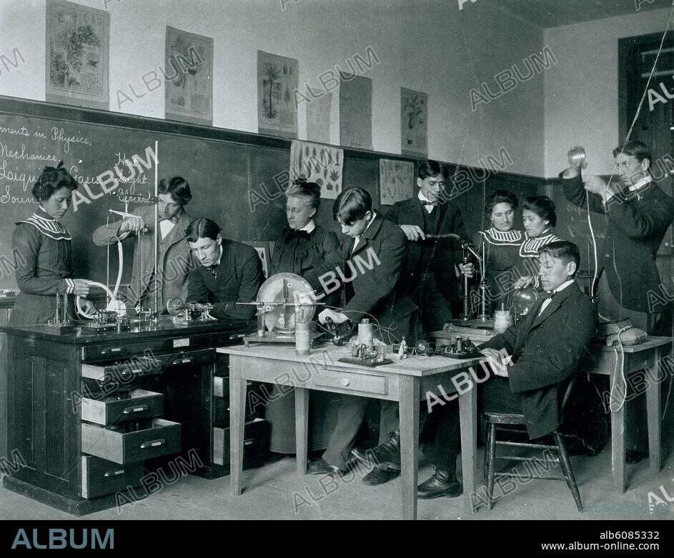 Pädagogik / Schule: Physikunterricht.-Junge Indianer-und Indianerinnen beim Physikunterricht in der Carlisle Indian School (Pennsylvania, USA).-Foto, 1915.