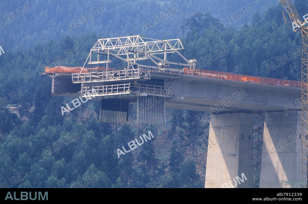 AUTOPISTA DEL CANTABRICO A-8 EN CANTABRIA OBRAS DE CONSTRUCCION DE UN PUENTE SOBRE EL RIO AGÜERA - FOTO AÑOS 90.