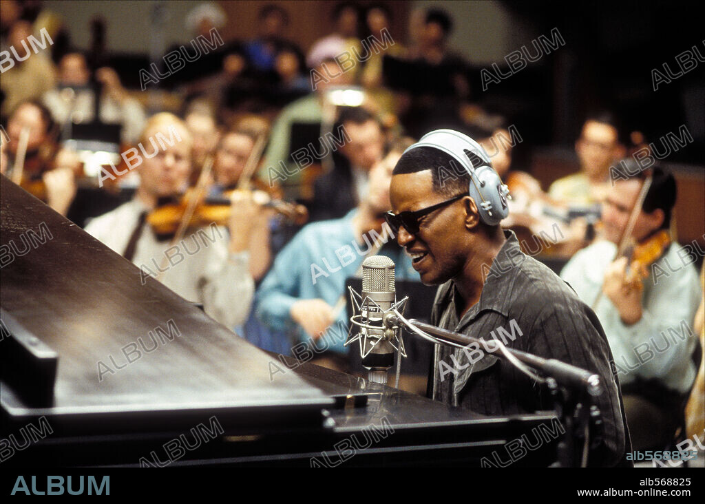JAMIE FOXX in RAY, 2004, directed by TAYLOR HACKFORD. Copyright UNIVERSAL STUDIOS.