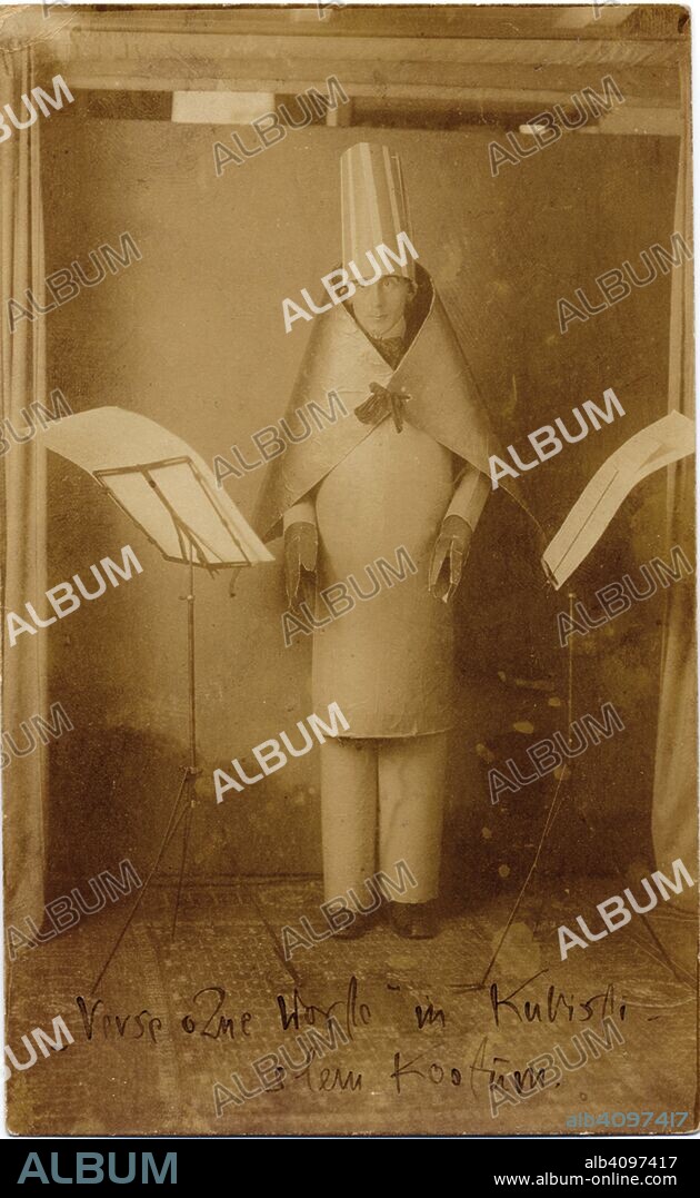 ANÓNIMO. Hugo Ball in a cubist costume in the Cabaret Voltaire, June 1916.