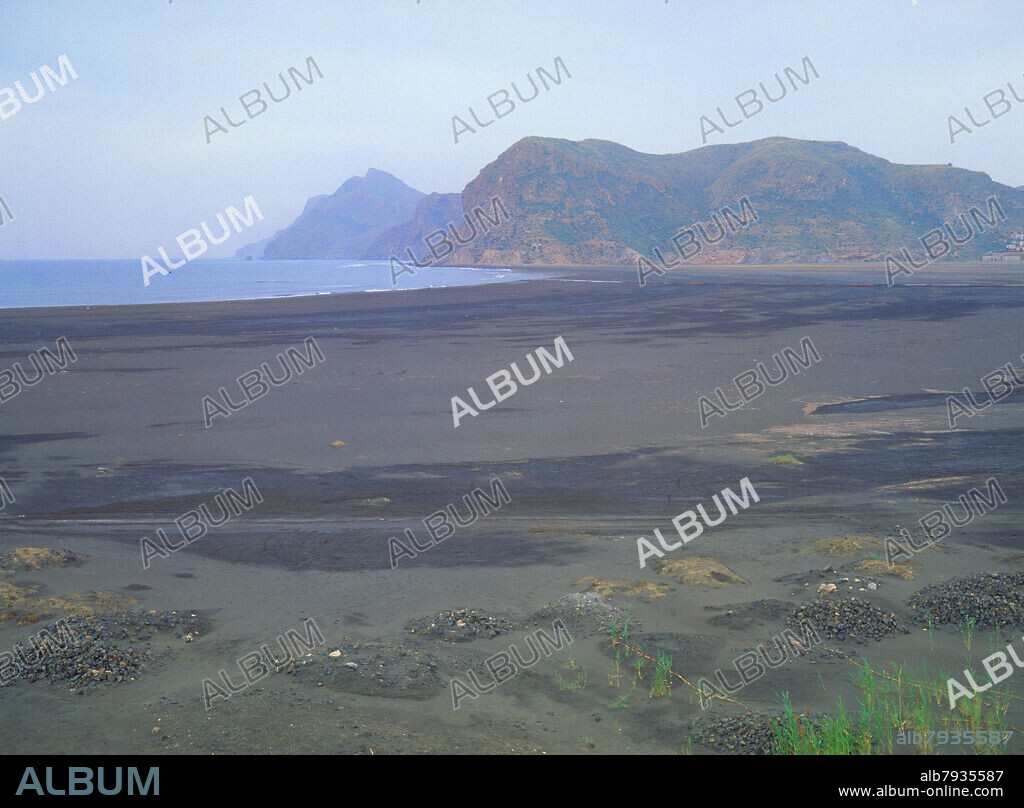 BAHIA DE PORTMAN- PLAYA CONTAMINADA POR RESIDUOS TOXICOS DE LAS MINAS - FOTO AÑOS 90.