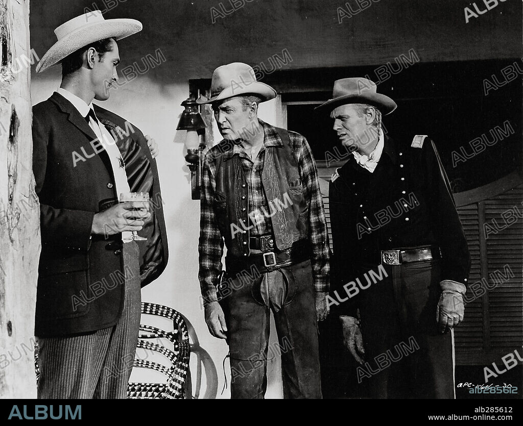 JAMES STEWART y RICHARD WIDMARK en DOS CABALGAN JUNTOS, 1961 (TWO RODE TOGETHER), dirigida por JOHN FORD. Copyright COLUMBIA PICTURES.
