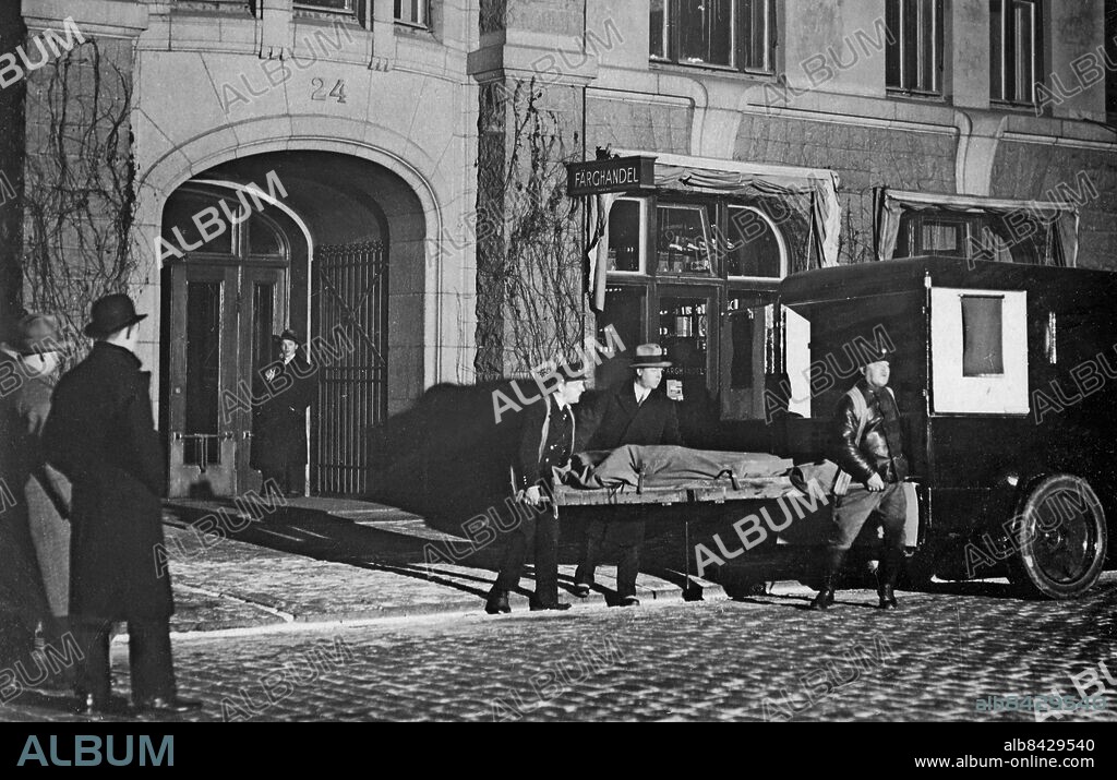 Orig. bildtext... AFFÄREN VON SYDOW: Politivagnen framför von Sydows bostad på Norr Mälarstrand; på båren ett av offren för kriminaldåren. Not. Sydowska morden. De mördades lik bäras ut till ambulansen utanför Norr Mälarstrand 24. Anm. Den 7 mars 1932 blev Svenska Arbetsgivarföreningens chef Hjalmar von Sydow, hans kokerska Karolina Herou och hans husa Ebba Hamn brutalt mördade i sitt hem i Stockholm av von Sydows son Fredrik. Därefter sköt Fredrik von Sydow sin hustru och sig själv på restaurang Gillet i Uppsala. persons: HJALMAR VON SYDOW* sites: STOCKHOLM;SVERIGE.
