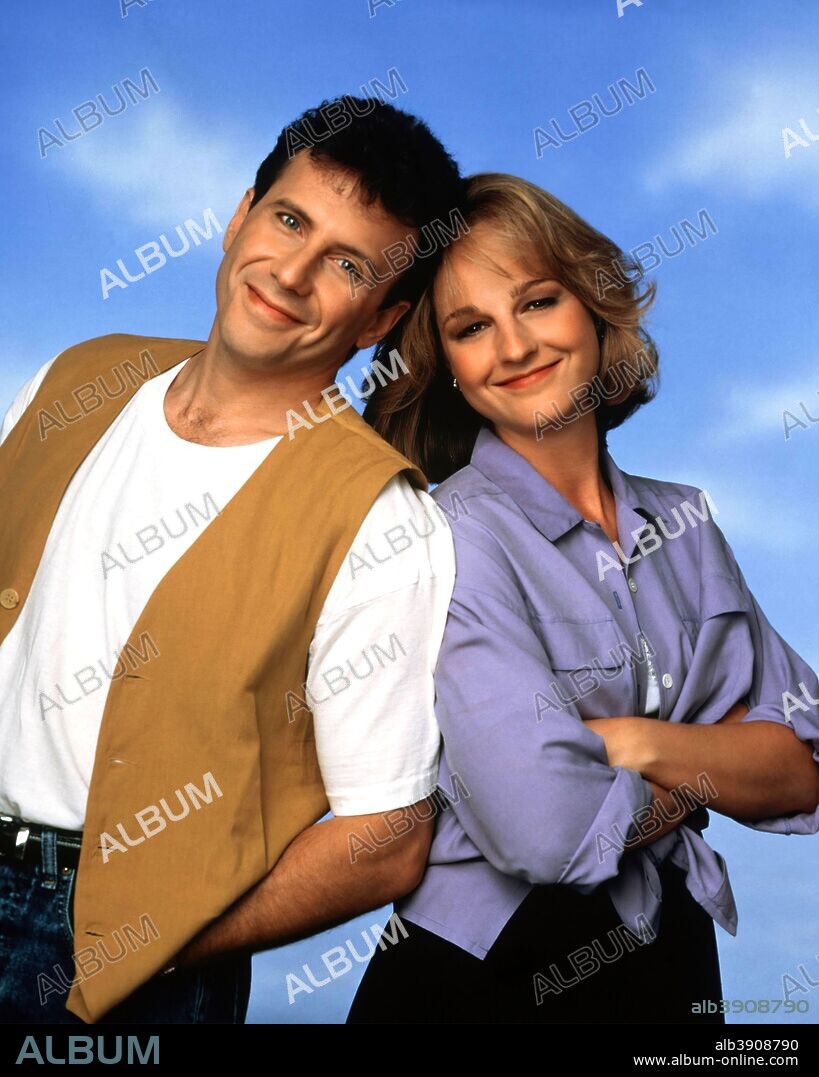HELEN HUNT y PAUL REISER en LOCO POR TI, 1992 (MAD ABOUT YOU), dirigida por BARNET KELLMAN, DAVID STEINBERG, MICHAEL LEMBECK y THOMAS SCHLAMME. Copyright TRI STAR TELEVISION.