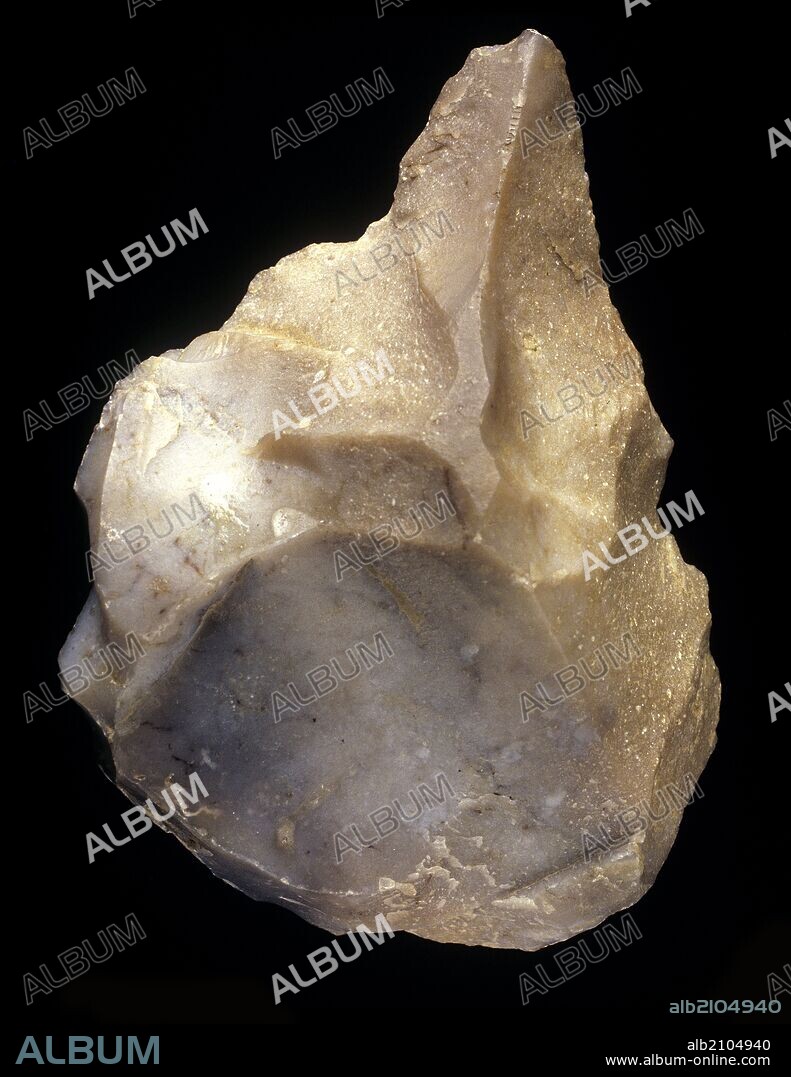 PIEZA DE AJUAR PALEOLITICO: PUNTA DE TAYAC DE SILEX, PROCEDENTE DE CUEVA PERNERAS, LORCA (DEPOSITO: MUSEO ARQUEOLOGICO NACIONAL).