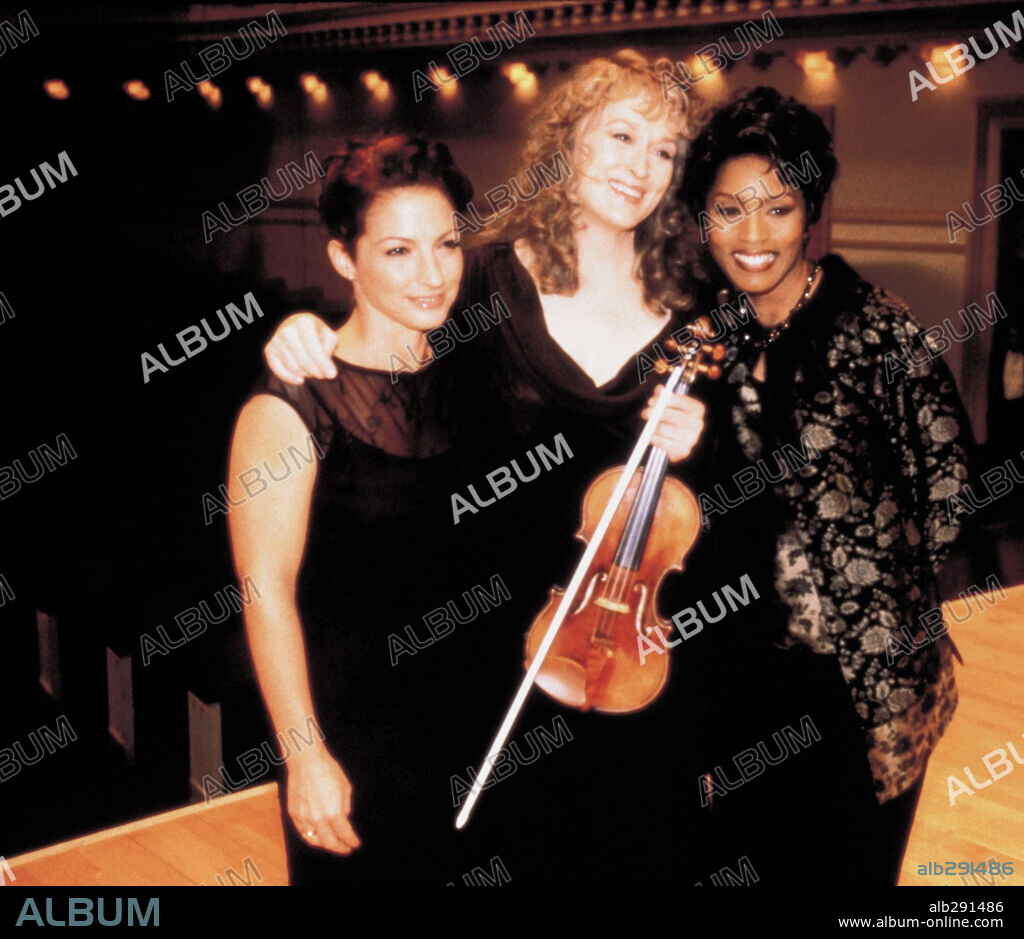 ANGELA BASSETT, GLORIA ESTEFAN and MERYL STREEP in MUSIC OF THE HEART, 1999, directed by WES CRAVEN. Copyright MIRAMAX / HAYES, KERRY.