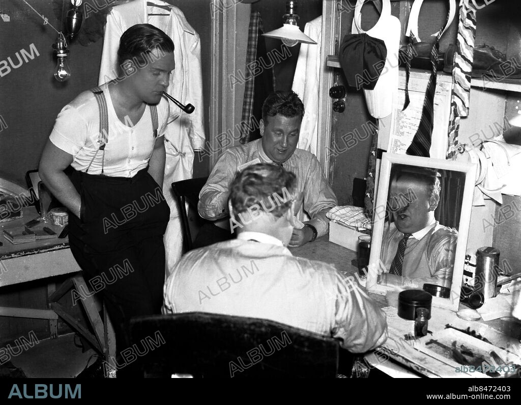 ARKIV 1935 . Thor Modéen (1898-1950), skådespelare och komiker. Stor stjärna på 30- och 40-talen i revyer och på film, ofta i par med Åke Söderblom. Här i sminklogen tillsammans med kollegor.. Thor Modéen, Swedish actor. (In the mirror). Foto: TT / Kod 1900.