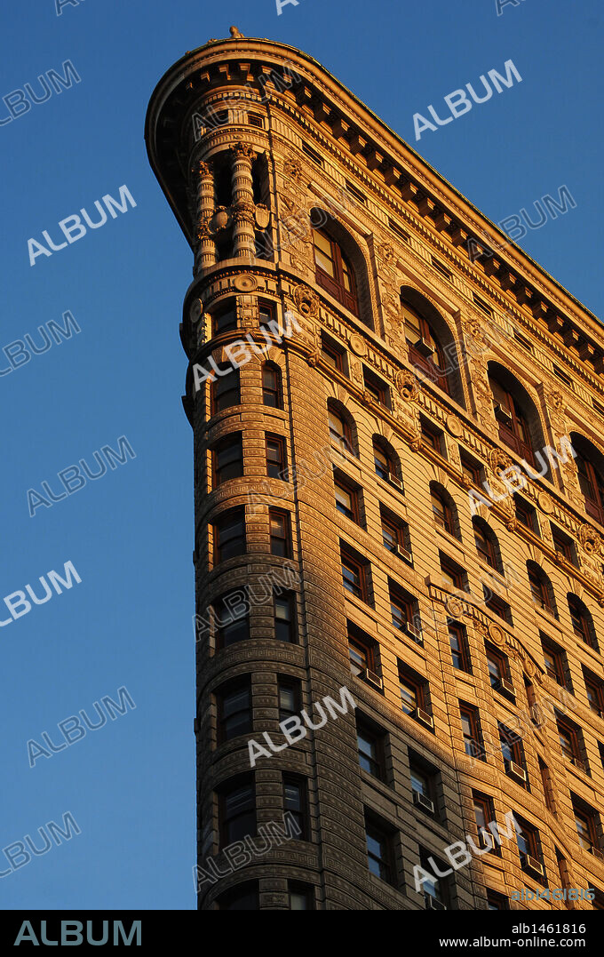 ARTE S. XX. ESTADOS UNIDOS. DANIEL BURNHAM (1846-1912). Arquitecto estadounidense. "EDIFICIO FLATIRON o FULLER" (1902). Vista del exterior, al atardecer. Manhattan. NUEVA YORK.