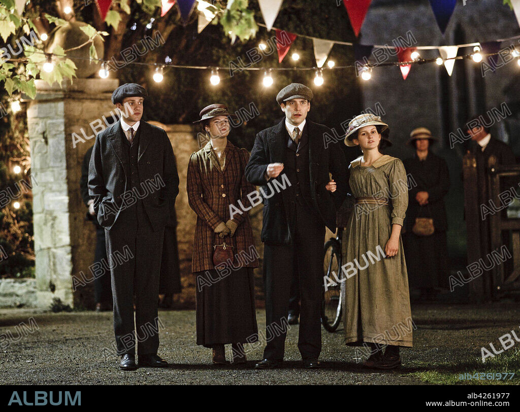 ROB JAMES-COLLIER, ROSE LESLIE, SOPHIE MCSHERA and THOMAS HOWES in DOWNTON ABBEY, 2010, directed by JULIAN FELLOWES. Copyright CARNIVAL FILMS. Season 1  Episodie 4.