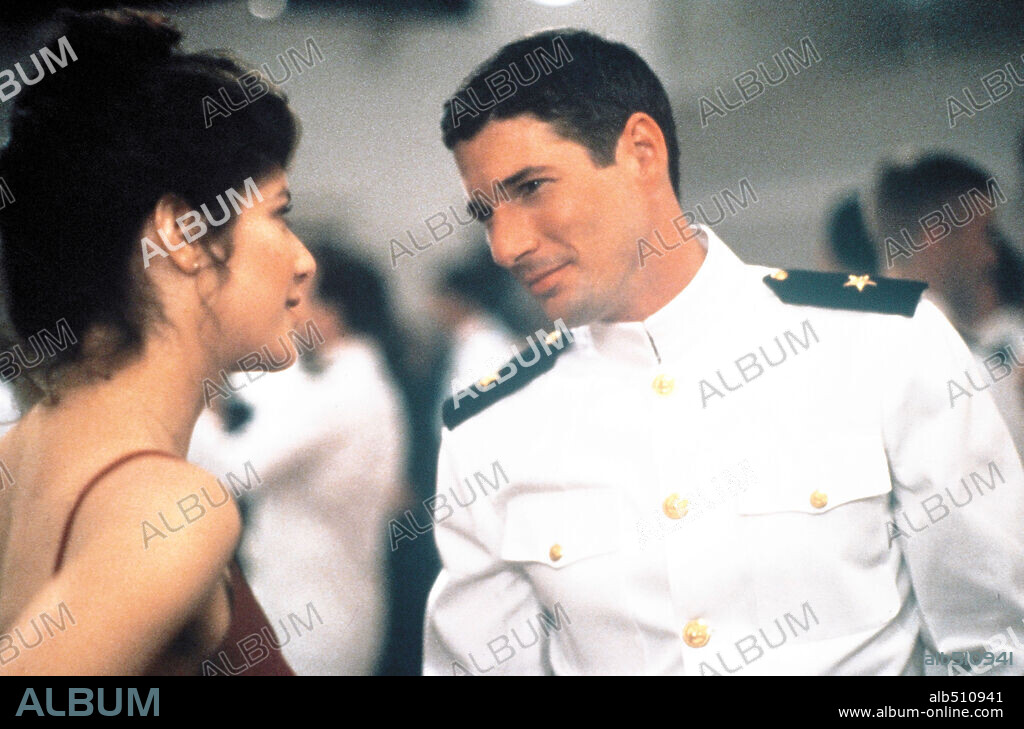 DEBRA WINGER and RICHARD GERE in AN OFFICER AND A GENTLEMAN, 1982, directed by TAYLOR HACKFORD. Copyright PARAMOUNT PICTURES.