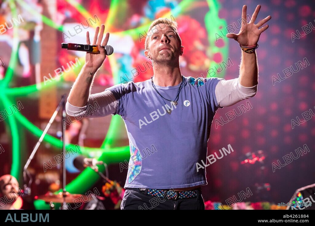 COLDPLAY and CHRIS MARTIN. December 9, 2016 - MELBOURNE, AUSTRALIA - DECEMBER 9: Coldplay perform at Etihad Stadium for their 'A Head Full of Dreams' tour on December 9 2016. 09/12/2016