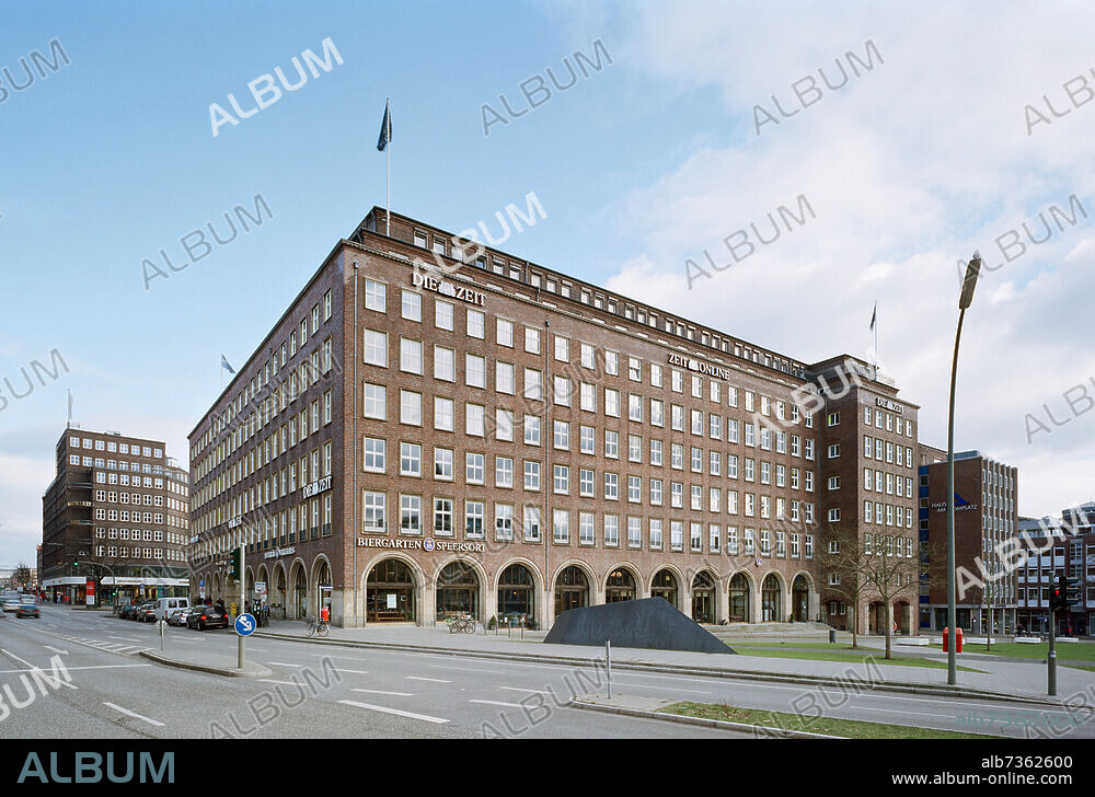 Pressehaus Am Speersort, Hamburg 2015
Architekt: Rudolf Klophaus, erbaut 1938, Redaktion Die Zeit; seit 2016 Helmut-Schmidt-Haus, Revitalisierung: LH Architekten,
Hamburg, Arkaden, Klinkerbau, Kontorhausviertel, Muschelkalk-Elemente, Neo-Klassizismus.