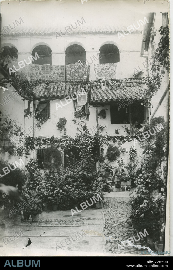 Mayo de 1933. El concurso de patios cordobeses. El segundo premio se lo llevó el establecido en la calle Badanas. Recibió 500 pesetas y diploma de méritos.