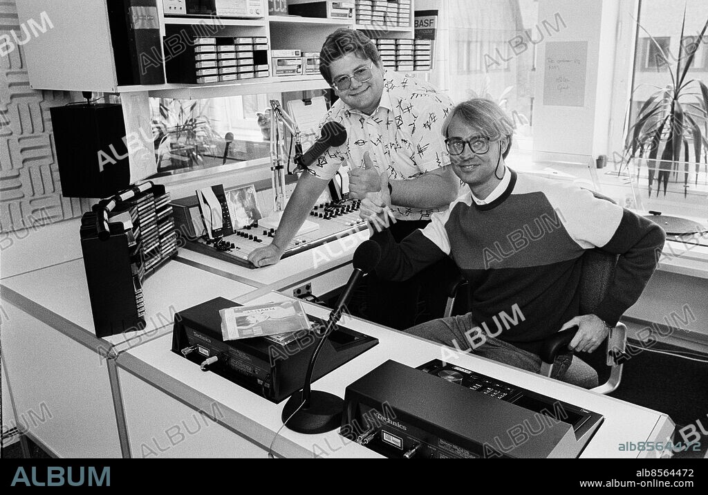 Göteborg maj 1988 - City 103 - Radio City - fd SAF-radion - Fr v Patrik Itzel och Rolf Legefors i studion *** Local Caption *** Krep - 1988-05257. MATS SANDELIN.