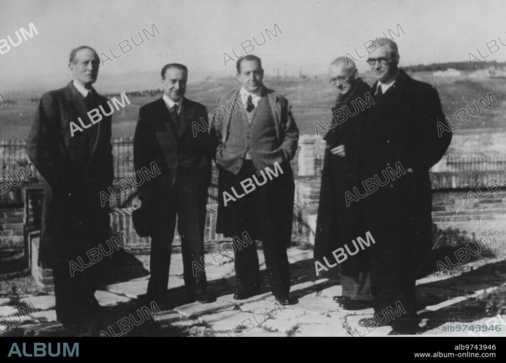 From left to right, according to the photograph, the teacher Azorín, Julio Camba, the sculptor Sebastián miranda and the brothers Manuel and José Gutiérrez solana.