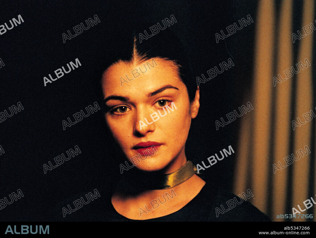 RACHEL WEISZ en EL HOMBRE QUE VINO DEL MAR, 1997 (SWEPT FROM THE SEA), dirigida por BEEBAN KIDRON. Copyright PHOENIX PICTURES.