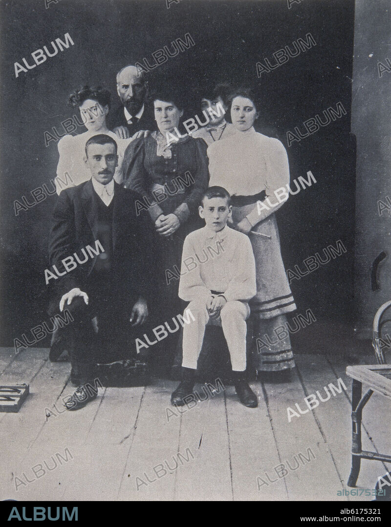 FOTOGRAFIA EN BLANCO Y NEGRO DE LA FAMILIA DE RAMON Y CAJAL HACIA 1906.