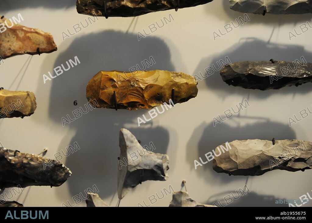 ARTE PREHISTORIA. EUROPA. Distintos tipos de ejes de sílex sin pulir y de piedra verde con mango de madera. Utilizados en distintos épocas. Museo Nacional. Copenhague. Dinamarca.