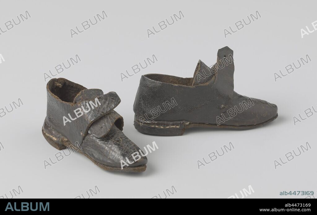 Black leather doll shoe, Black leather doll shoe. Flat heels, rags on the instep, pointed nose., anonymous, Netherlands, c. 1600 - c. 1699, geheel, l 8 cm × w 2 cm × h 4 cm.