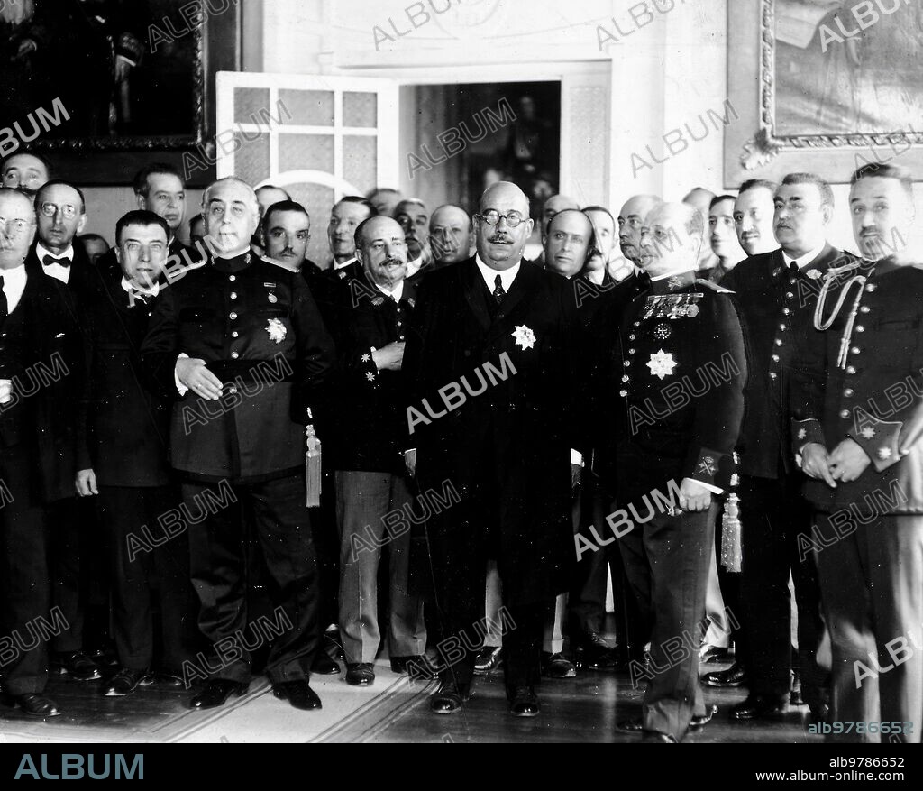 October 13, 1926. Madrid. In the direction of Carabineros. The General Director, Mr. Olaguer Feliu, with Dr. José Grau, after imposing the cross of military merit on him.
