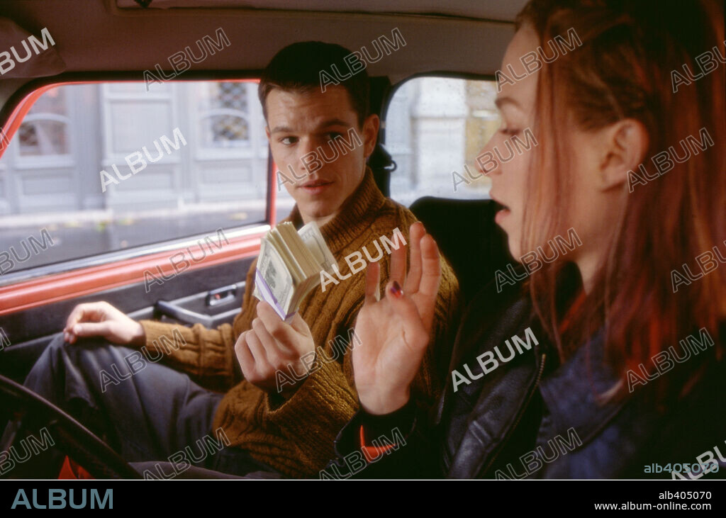 FRANKA POTENTE and MATT DAMON in THE BOURNE IDENTITY, 2002, directed by DOUG LIMAN. Copyright UNIVERSAL STUDIOS / EDRENYI, EGON.