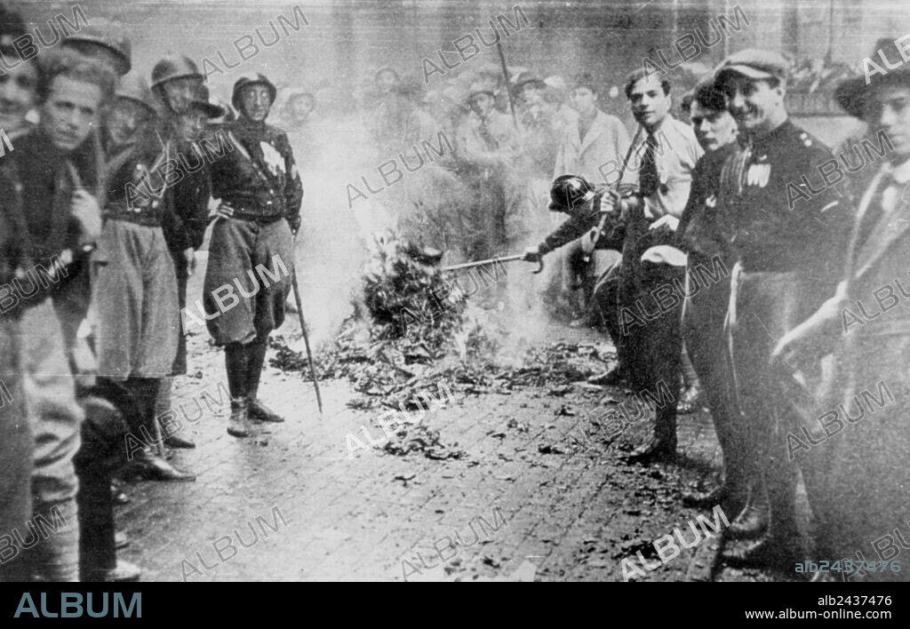 book-burning : on december 29, 1922, the opposition paper "Epoca" is burnt.