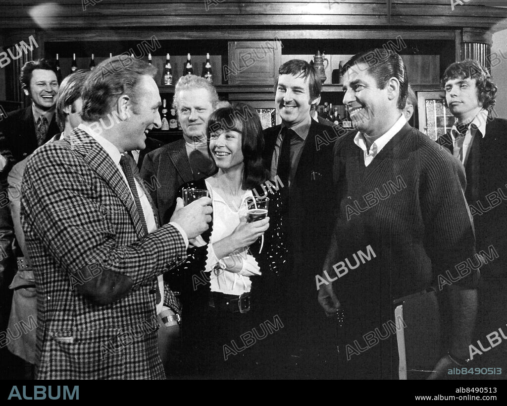 Stockholm 1972-04-04. Anton Diffring, Harriet Andersson och Jerry Lewis vid presskonferens angående filmen "Den dag clownen grät". Foto: Owe Sjöblom / SvD / TT / kod 12014.