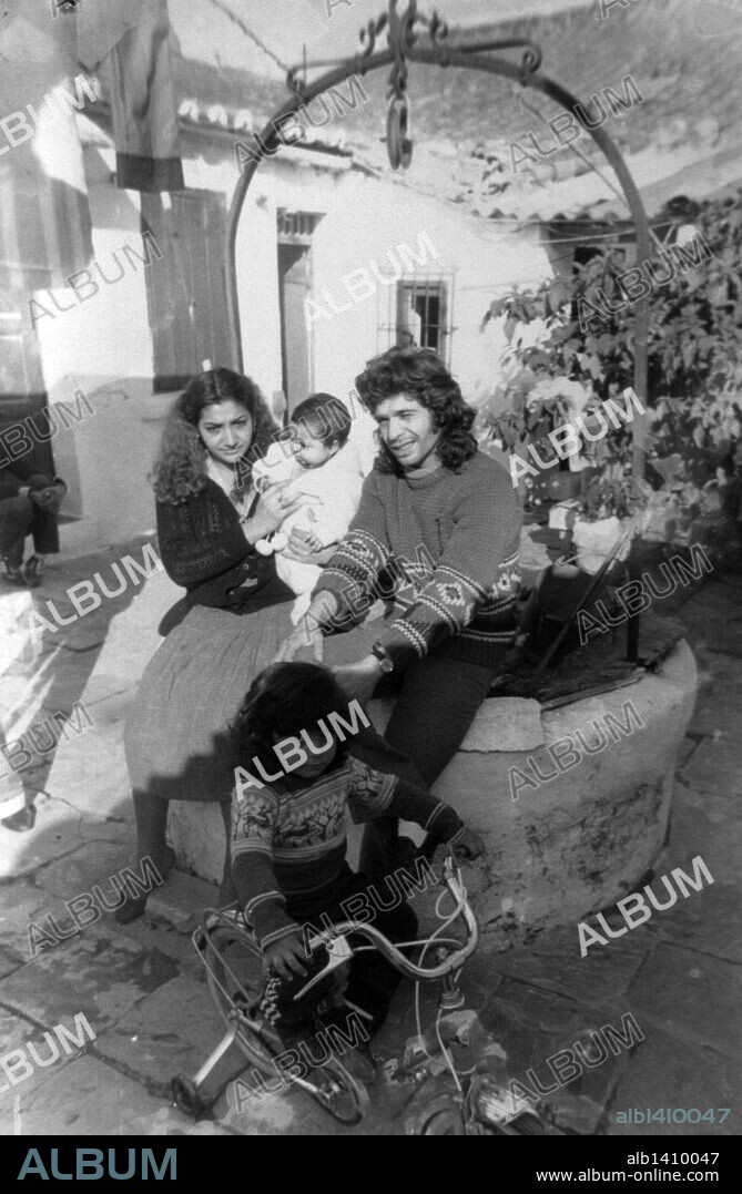 Camarón y La Chispa con sus hijos Gema y luis, en el patio donde José tenía el estudio de grabación.