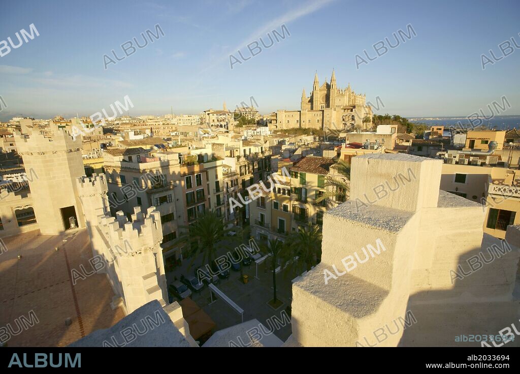 La Seo desde la lonja.La Llotja , siglo XV.Palma.Mallorca.Islas Baleares. España.
