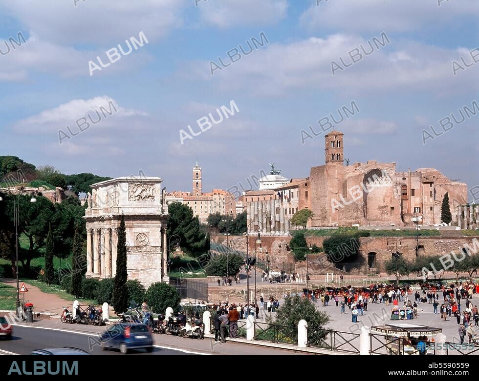 Rom - Roma (Latium, Italien), Forum Romanum. Blick über die Via Celio Vibenna nach Nordwesten auf das Forum Romanum; links der Konstantinsbogen; rechts der Tempel der Venus und Roma mit der Kirche S.Maria Nova (S.Francesca Romana); im Hintergrund das Kapitol. Foto (Joche Helle).