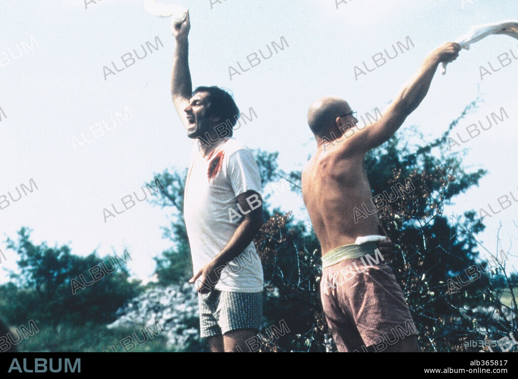 BRANKO DJURIC y RENE BITORAJAC en EN TIERRA DE NADIE, 2001 (NO MAN'S LAND), dirigida por DANIS TANOVIC. Copyright STUDIO MAJ/CASABLANCA/NOE PRODUCTION/FABRICA CINEMA/MAN'S FI / VEKIC, DEJAN.
