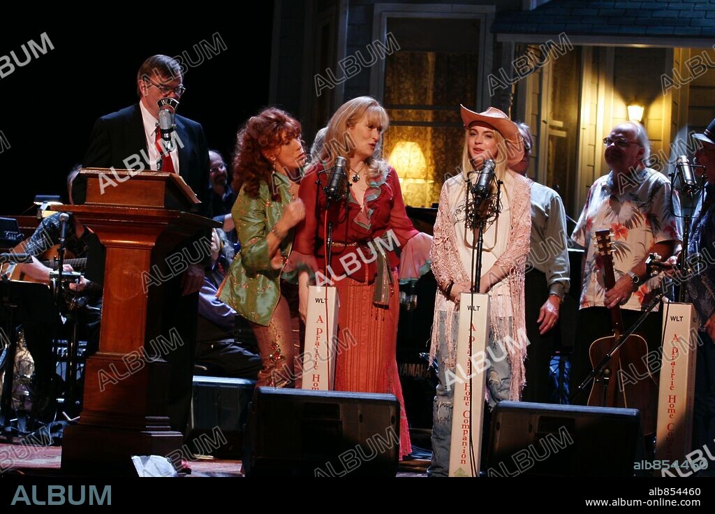 GARRISON KEILLOR, LILY TOMLIN, LINDSAY LOHAN and MERYL STREEP in A PRAIRIE HOME COMPANION, 2006, directed by ROBERT ALTMAN. Copyright GREENSTREET FILMS/RIVER ROAD ENTERTAINMENT/PRAIRIE HOME PROD / GORDON, MELINDA SUE.