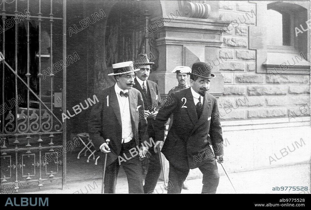 Agosto 1916. Políticos Portugueses en san Sebastián. El embajador de Portugal en España, Sr. Vasconcellos (1), y el ministro de hacienda del mismo País, Sr. Alfonso Costa (2), al salir de la residencia del Conde de Romanones.