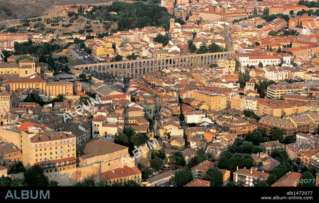 CASTILLA-LEON. SEGOVIA. Vista aérea de la ciudad. En el centro, el ACUEDUCTO ROMANO, construído entre finales del siglo I y principios del II d. C. con una longitud de 728 m. España.