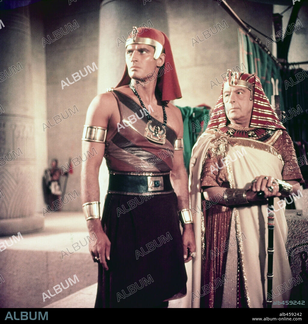 CEDRIC HARDWICKE and CHARLTON HESTON in THE TEN COMMANDMENTS, 1956, directed by CECIL B DEMILLE. Copyright PARAMOUNT PICTURES.