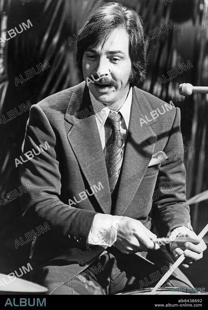 1972-05-05.. BURLESKA BRAVADER. TV-program i fyra delar med sketcher och infall med Janne Carlsson och Gösta Wälivaara. Sänt första gången 1972-05-26.. Här ses Janne "Loffe" Carlsson, skådespelare, musiker, kompositör, bildkonstnär och reklammakare, spela trummor.. Foto: Bo-Aje Mellin / RiR / SVT / Kod: 5600. RiR 20521 sv/v. Mustascher.