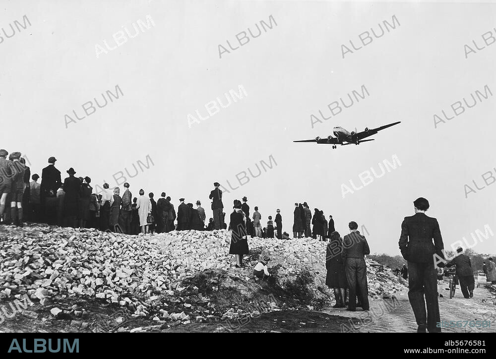 Berliner Blockade, 24. Juni 1948 - 12. Mai 1949. Westberlin wird von den Westmächten über die Luftbrücke versorgt: Berliner verfolgen den Start eines US-Militärmaschine vom Flughafen Tempelhof. Foto, undat.
