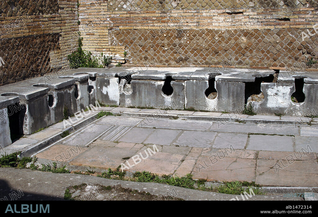 ARTE ROMANO. ITALIA. OSTIA ANTICA. Ciudad romana en la costa del Mar Tirreno, en el antiguo Latium. Puerto comercial de la antigua Roma. CASA DEL TRICLINI. Sede del gremio de los constructores, erigida en el siglo II. Detalle de las LETRINAS. Cercanías de Roma. Lazio.