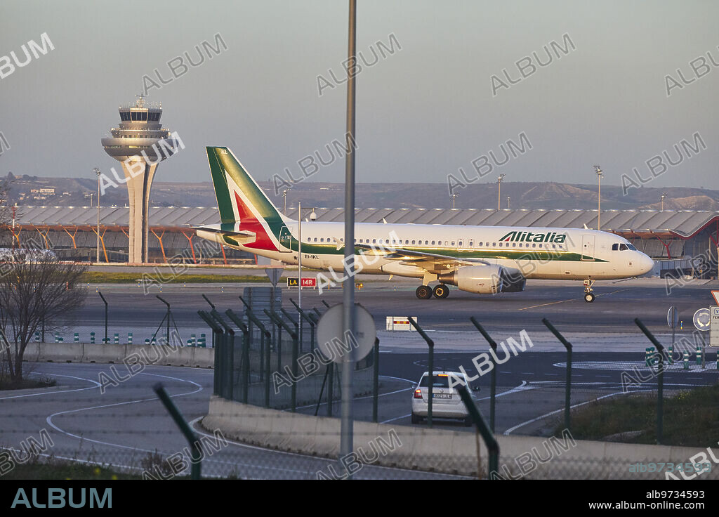 Madrid, 03/02/20.  Aeropuerto Adolfo Suarez Madrid Barajas. Rodaje de Aeronaves por las Pistas con la torre de la T4 al Fondo. Avión de Alitalia. Archdc. Foto: Guillermo Navarro.