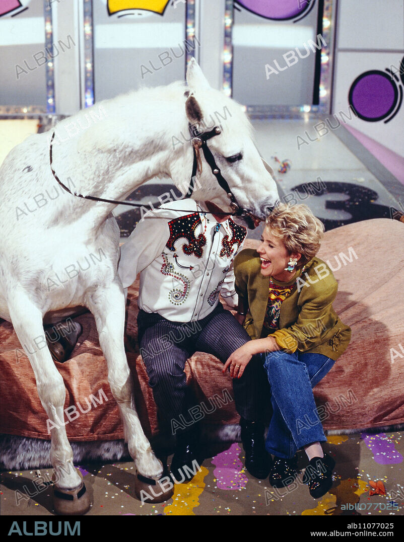 1, 2 or 3, ZDF quiz show for children, Germany, 1987, pictured: presenter Biggi Lechtermann with the Austrian animal trainer Toni Hochegger and his trained horse Racket Jacket for the 100th broadcast on November 3, 1987.