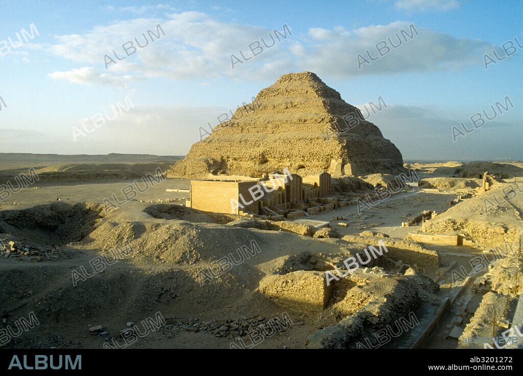 La pirámide de Zoser es la tumba, o cenotafio, del faraón Zoser (Necherjet Dyeser) de la III Dinastía del Egipto (c. 2650 a. C.). Denominada antiguamente Dyeser Deyeseru "la más Sagrada", se conoce actualmente como la pirámide escalonada y según Manetón fue edificada por Imhotep.