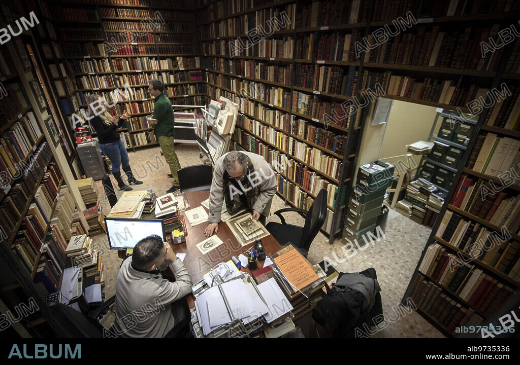 Madrid, 13/12/2019. Reportaje sobre librerías de viejo de Madrid. Librería del Prado, regentada por María José y José Manuel Blas. ARCHDC foto de Maya Balanya.
